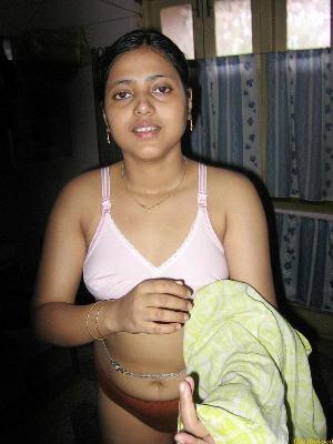 Abitha Aunty_36.jpg Cute Abitha Aunty Saree Candid Panties and Nudes